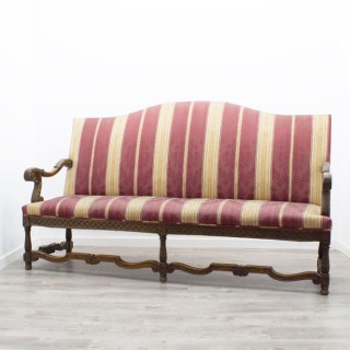 Sofá clásico de madera tapizado