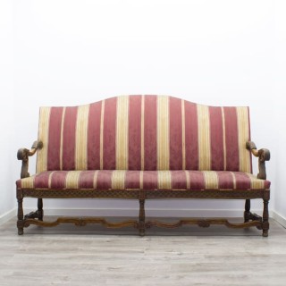 Sofá clásico en madera con tapizado