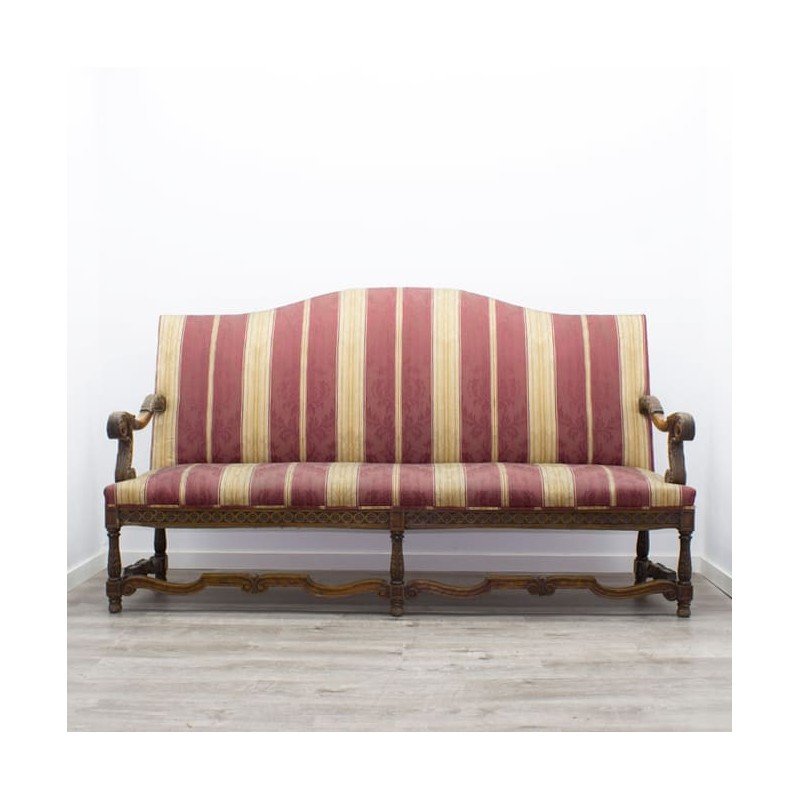 Sofá clásico en madera con tapizado