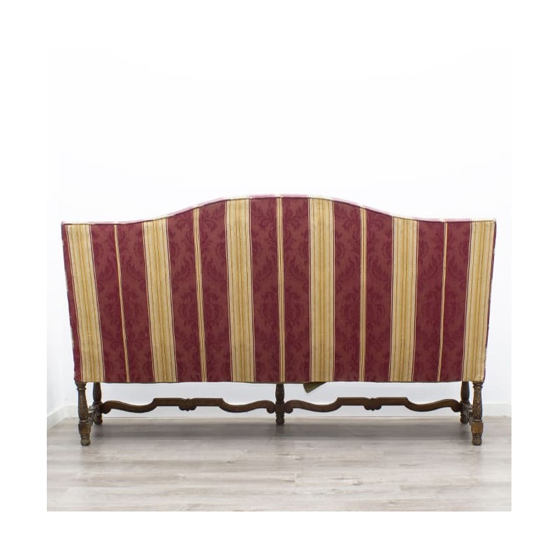 Sofá clásico de madera tapizado