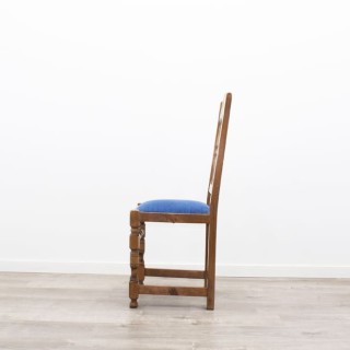 Silla clásica con asiento tapizado en azul