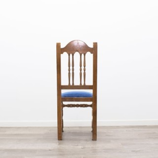 Silla clásica con asiento tapizado en azul