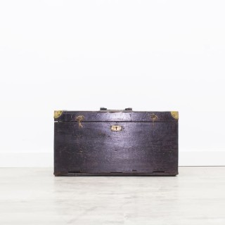 Baúl de madera con detalles