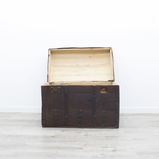 Baúl de madera oscura