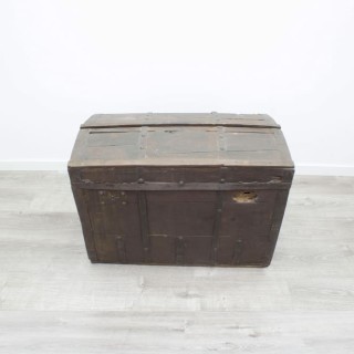Baúl de madera oscura