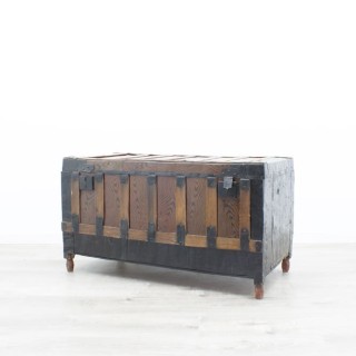 Baúl de madera con patas
