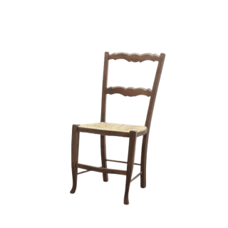 Silla de madera con asiento de mimbre sin brazos