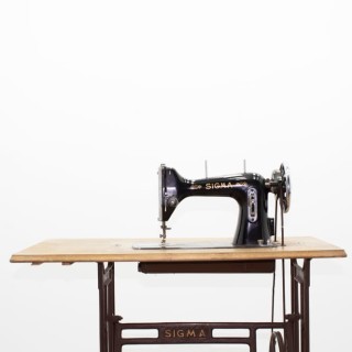 Maquina de coser con mesa Sigma
