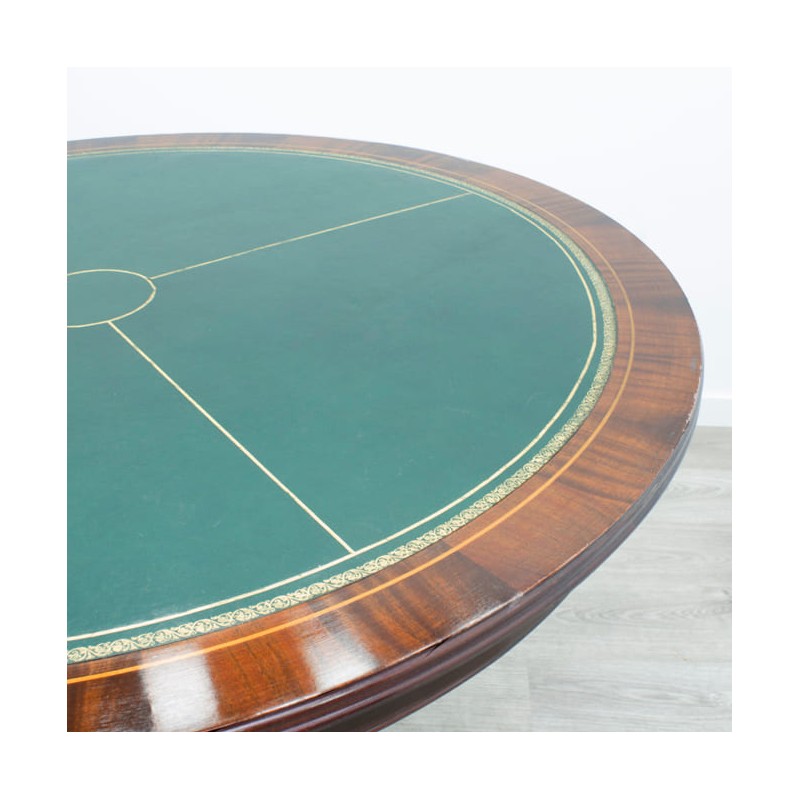Mesa redonda de madera con tapete verde