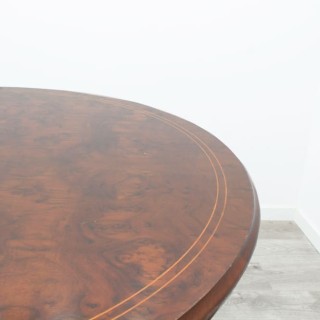Mesa redonda de madera con tapa
