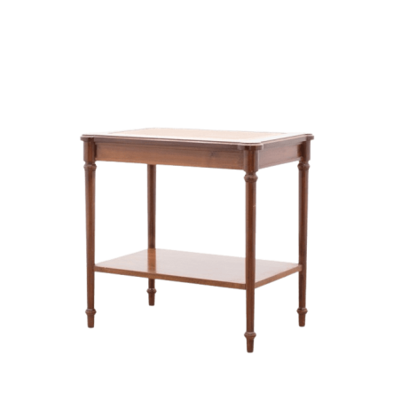 Mesa de rincón de madera con tapete marrón