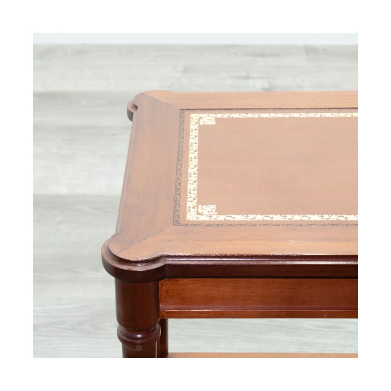 Mesa de rincón de madera con tapete marrón
