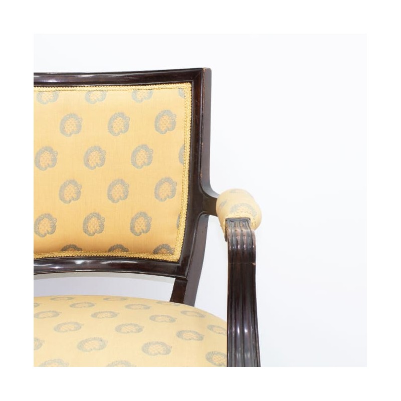 Sillón fijo tapizado en tela amarilla estampada