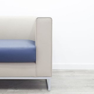 Sofá polipiel beige con asiento en azul