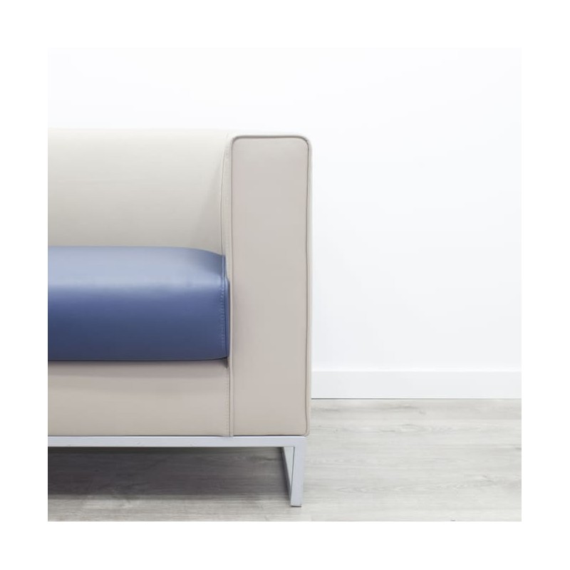 Sofá polipiel beige con asiento en azul