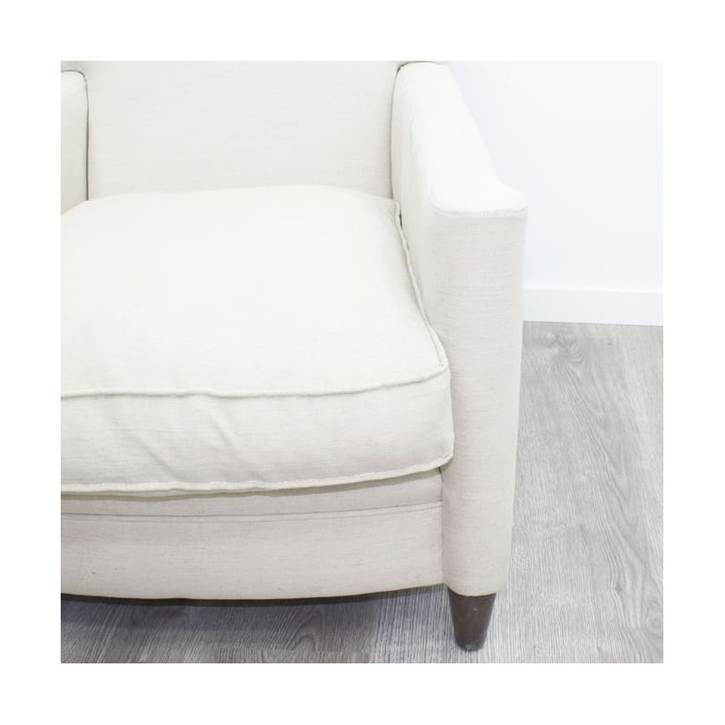 Sofá tapizado en tela blanca